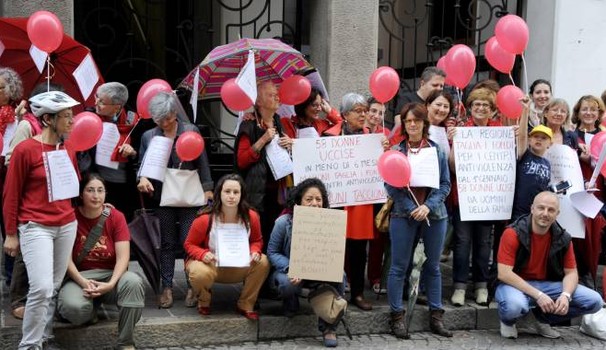 La protesta a Corsico contro la chiusura del centro anti violenza La Stanza dello Scirocco